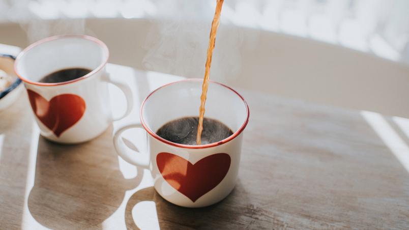 Beber café de qualquer tipo reduz o risco de problemas no fígado, diz estudo