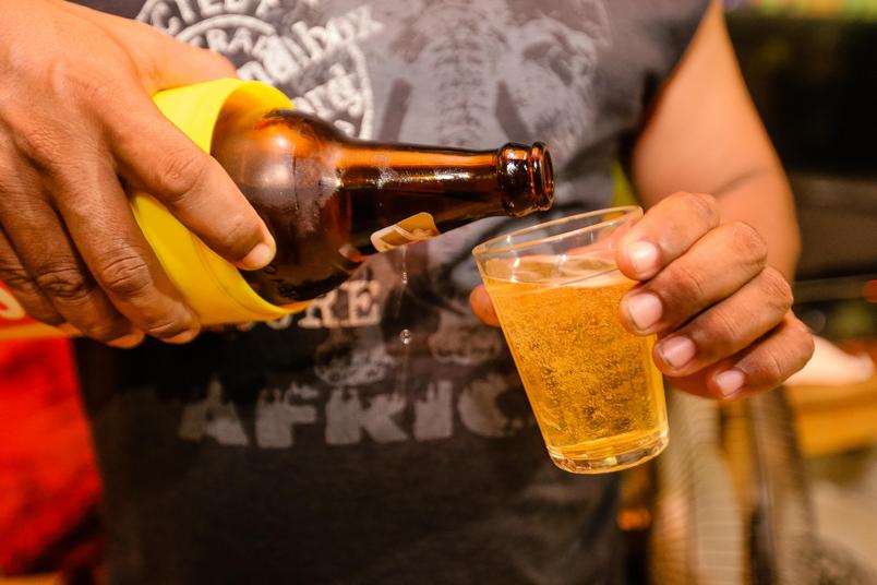 Não aumenta só a barriga! Conheça três efeitos de beber muita cerveja!