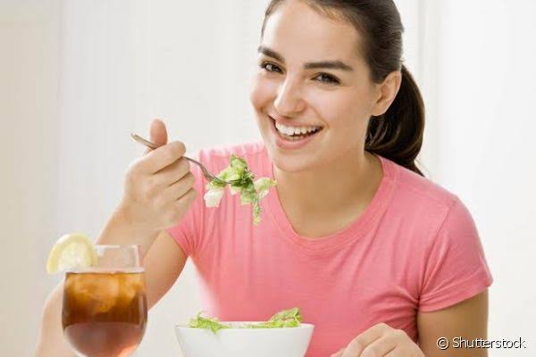 Comer e beber junto pode engordar; saiba porque até a água vira inimiga da balança
