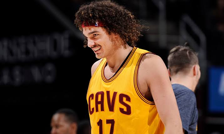 Aos 38 anos e após longa inatividade, Varejão agrada técnico nos treinos da seleção