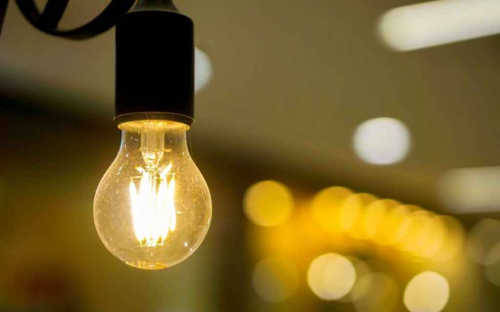 Aprovado projeto que ajuda mais pessoas com desconto escalonado na conta de luz.