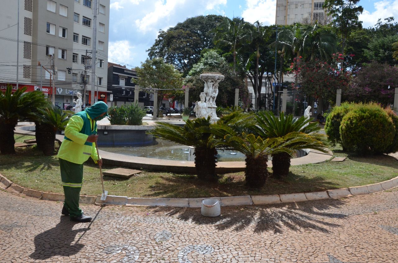 Em Franca, praças da área central recebem serviços de manutenção e limpeza