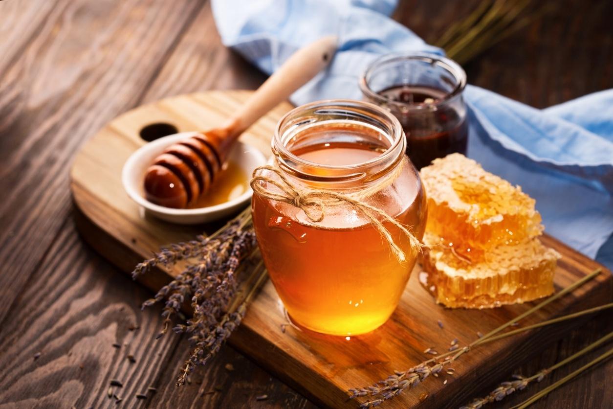 Mel pode substituir o açúcar? Saiba como usar esse alimento de forma saudável!