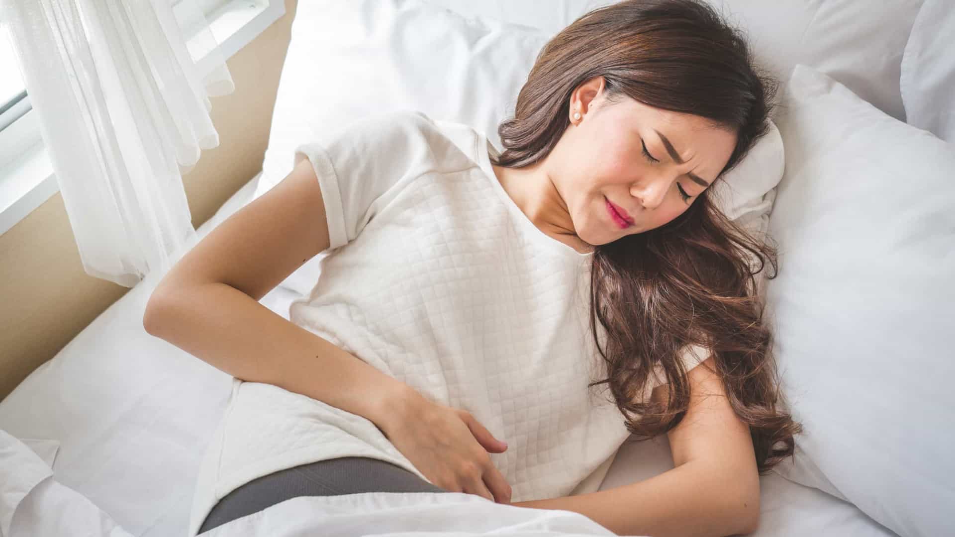 Covid-19: Vacinas contra a doença causam e aumentam dores menstruais? Entenda!