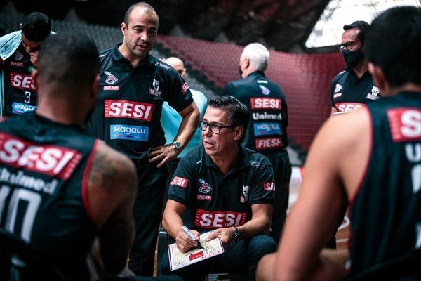 Helinho Garcia renova contrato e vai pra sua quinta temporada como técnico do Franca