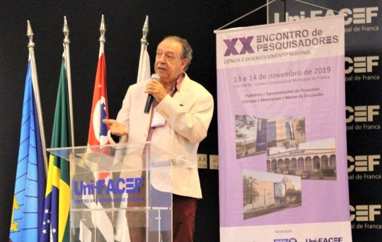 Um dos maiores nomes da educação francana de todos tempos se aposenta com homenagem