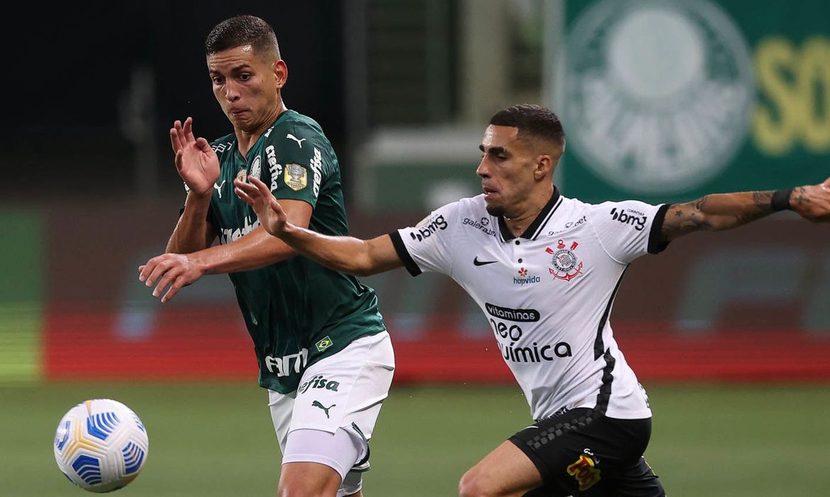 Em dia frio e num jogo sem graça, Palmeiras e Corinthians empatam pelo Brasileiro