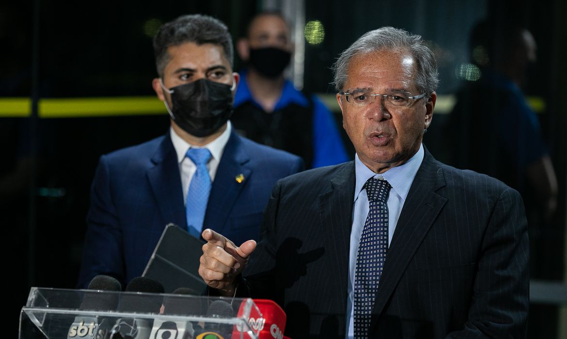 Governo deve anunciar nesta semana mais três meses de auxílio, diz Paulo Guedes