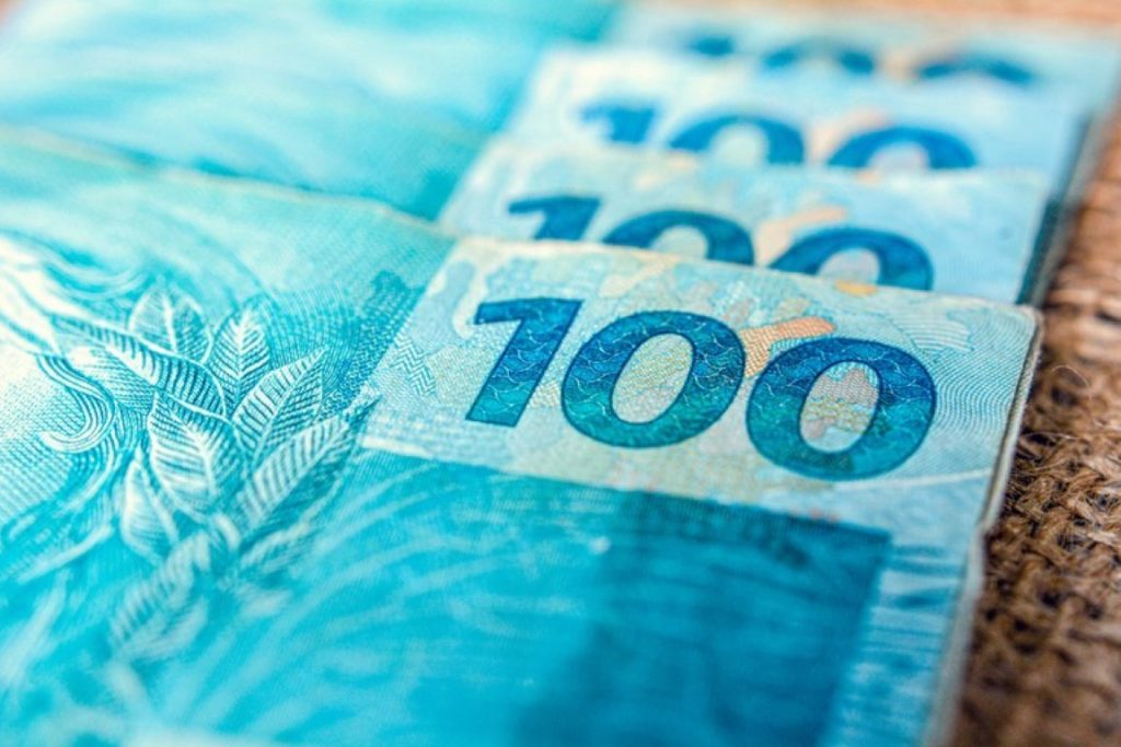 Governo SP anuncia auxílio mensal de R$ 300 a parentes de vítimas da covid-19
