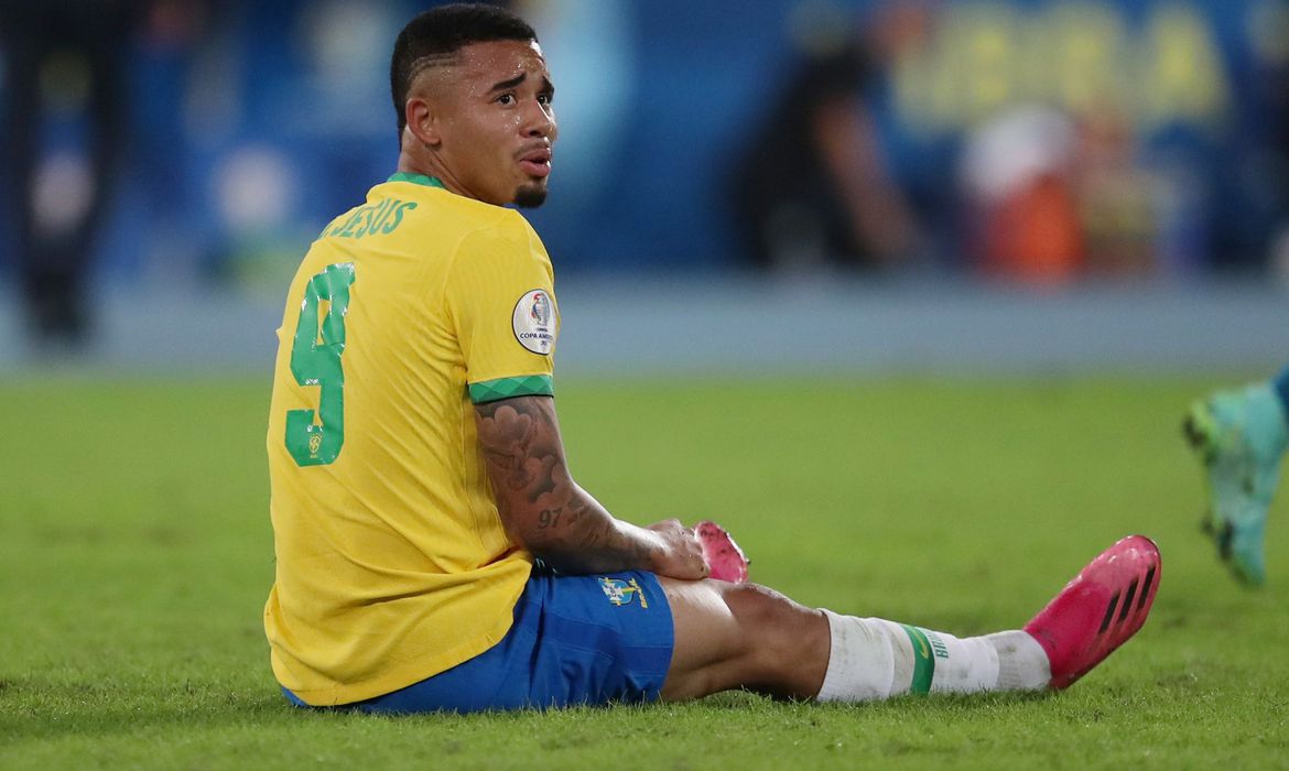 Gabriel Jesus está fora da decisão da Copa América por ter agredido jogador do Chile