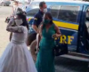 Noiva chega ao casamento em viatura da Polícia, depois que seu carro deu pane - Jornal da Franca