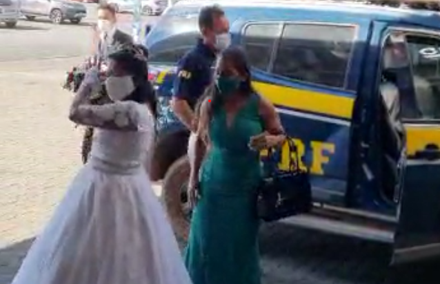 Noiva chega ao casamento em viatura da Polícia, depois que seu carro deu pane