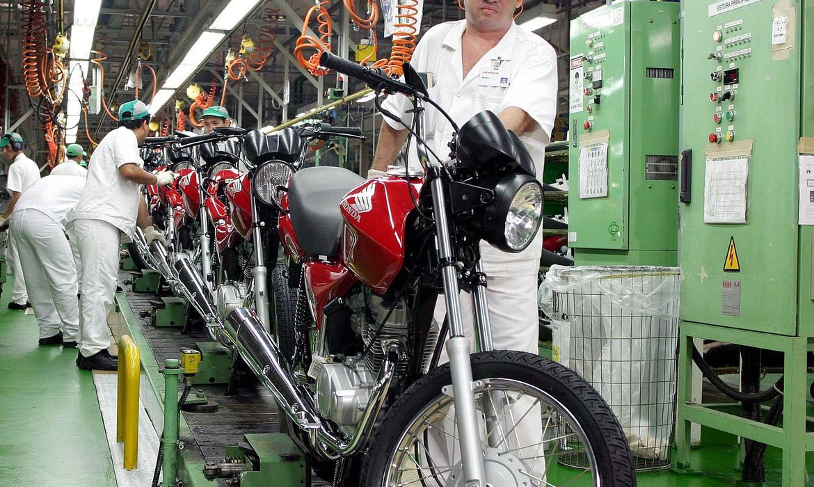 Com gasolina mais cara e com o delivery em alta, a produção de motos aumenta em 45%