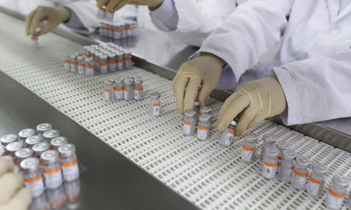 Vacinas têm eficácia de 80% em idosos após duas doses, confirma a Fundação Fiocruz
