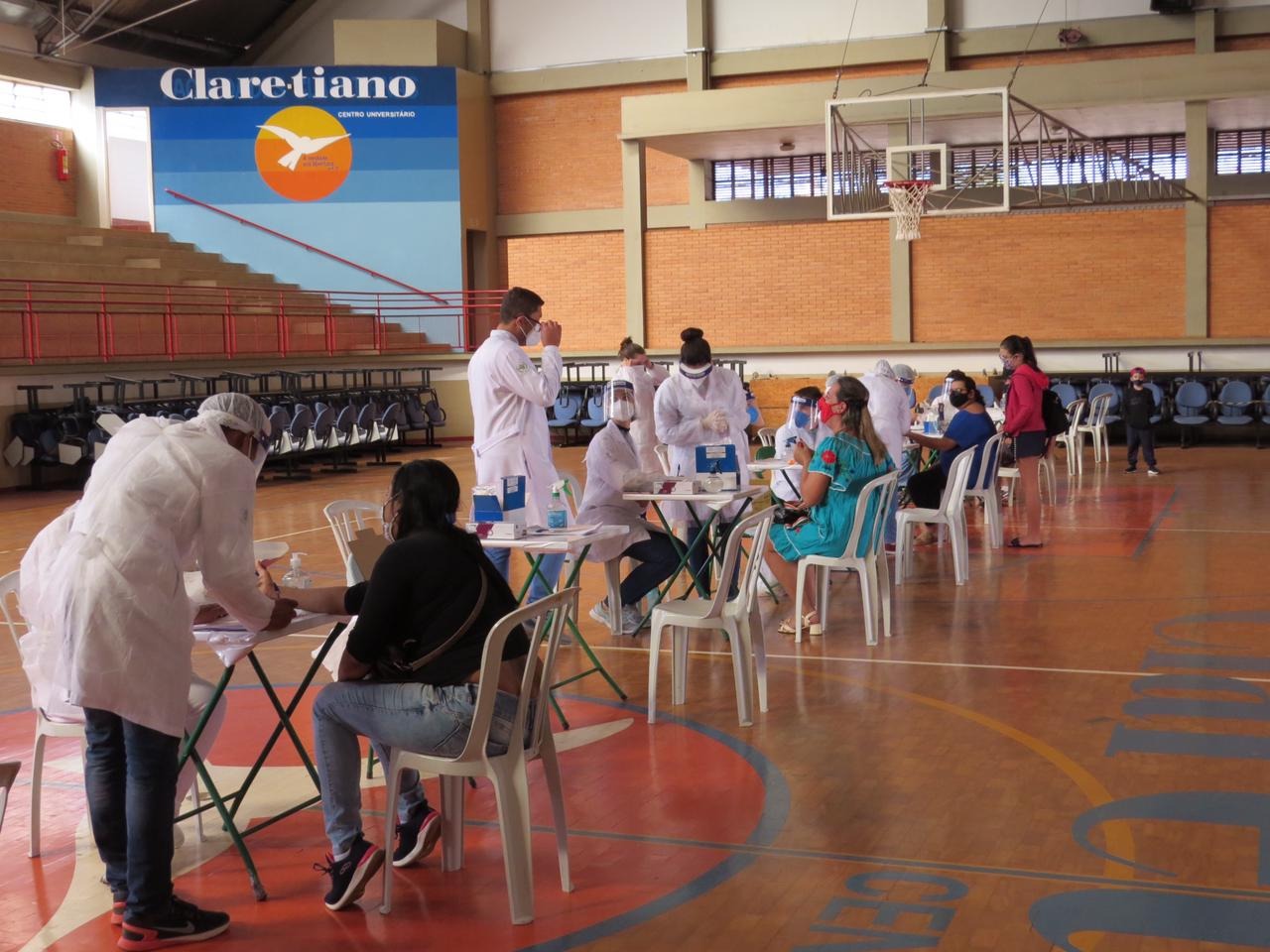 Batatais imuniza duas mil pessoas, de 37 a 59 anos, em mutirão contra a pandemia