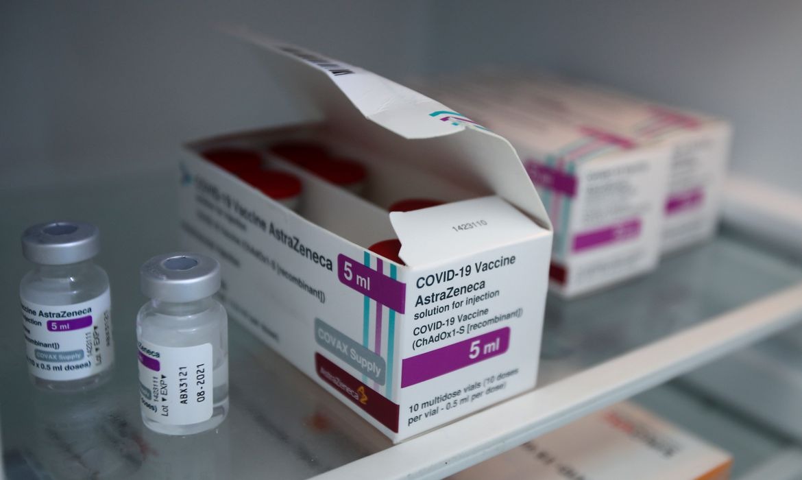 Terceira dose de reforço da vacina AstraZeneca tem estudo autorizado pela Anvisa