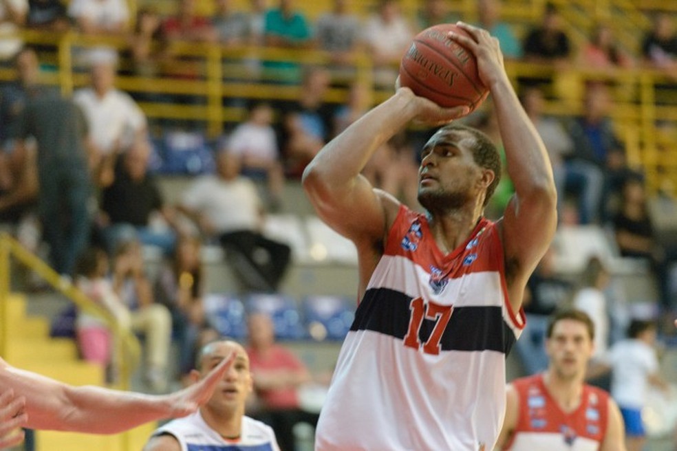 Confirmado: pivozão Lucas Mariano acerta retorno ao Sesi Franca Basquete