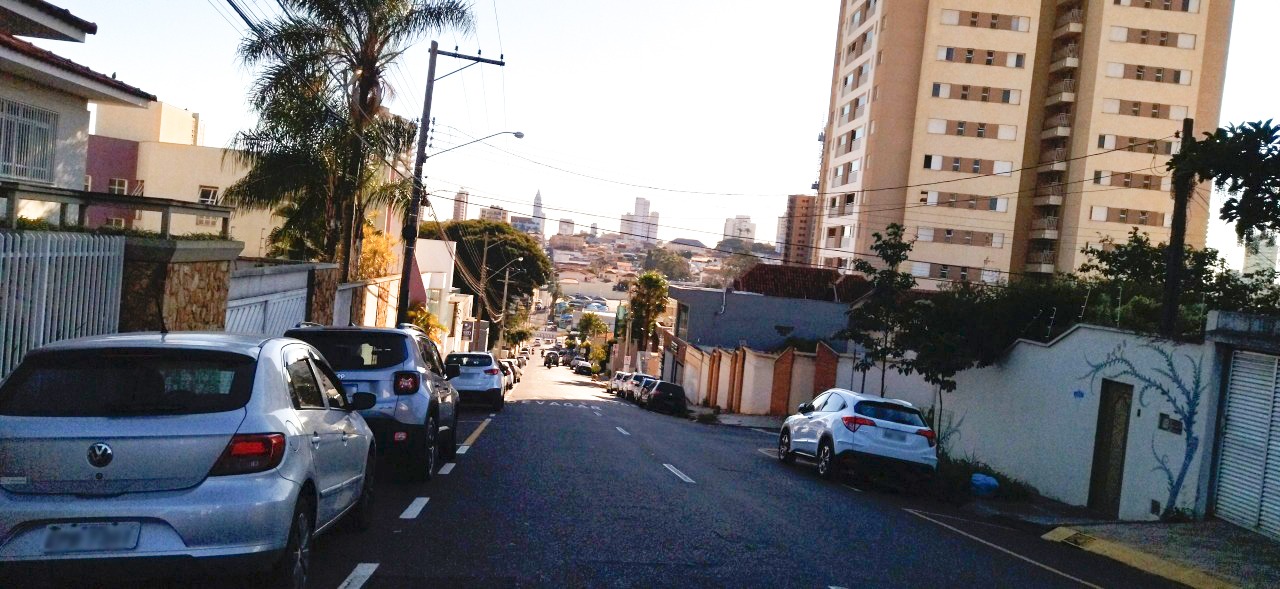 Em meio a clínicas e sem redutor, descida da Saldanha Marinho vira pista de corrida