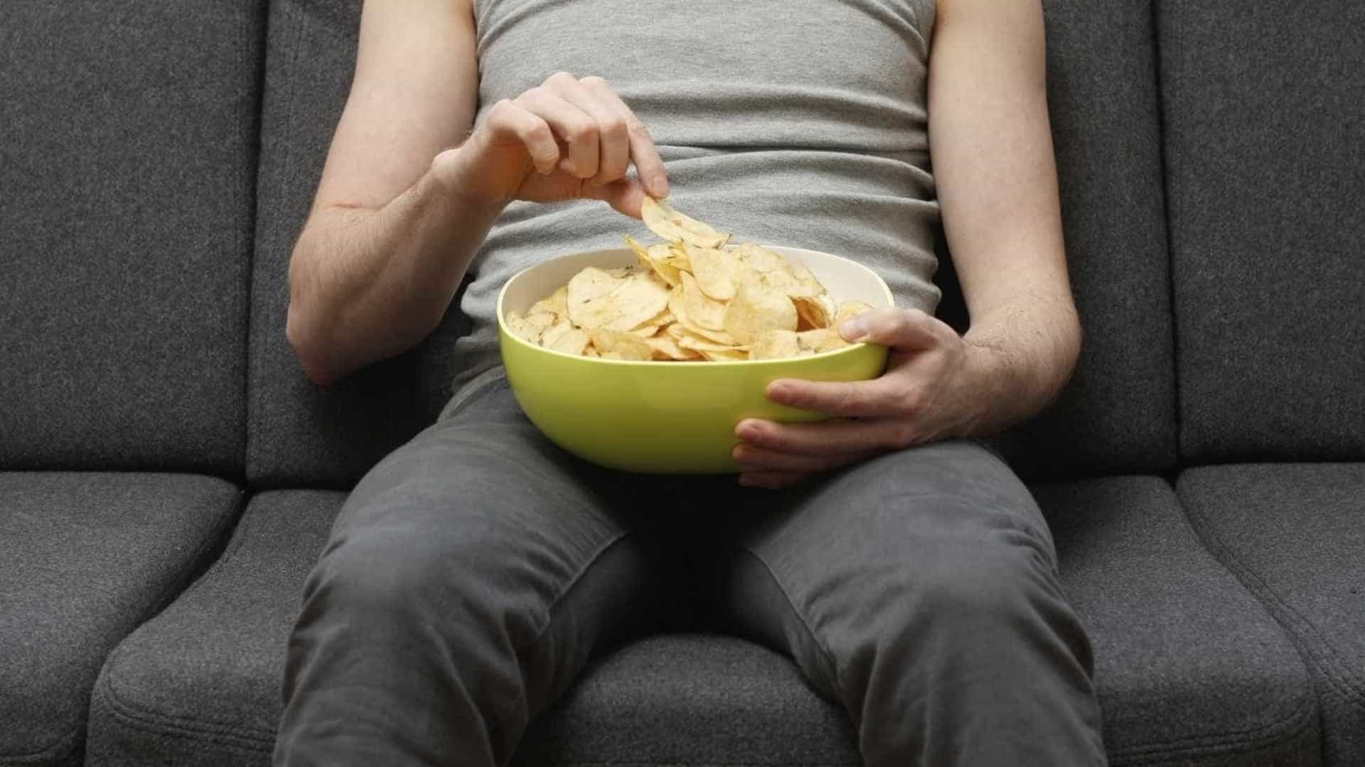 Você costuma comer antes de dormir? Saiba o que esse hábito faz com seu corpo!