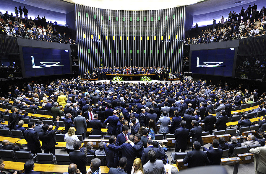 Base do governo estuda uma saída para Bolsonaro vetar fundo eleitoral de R$ 5,7 bi
