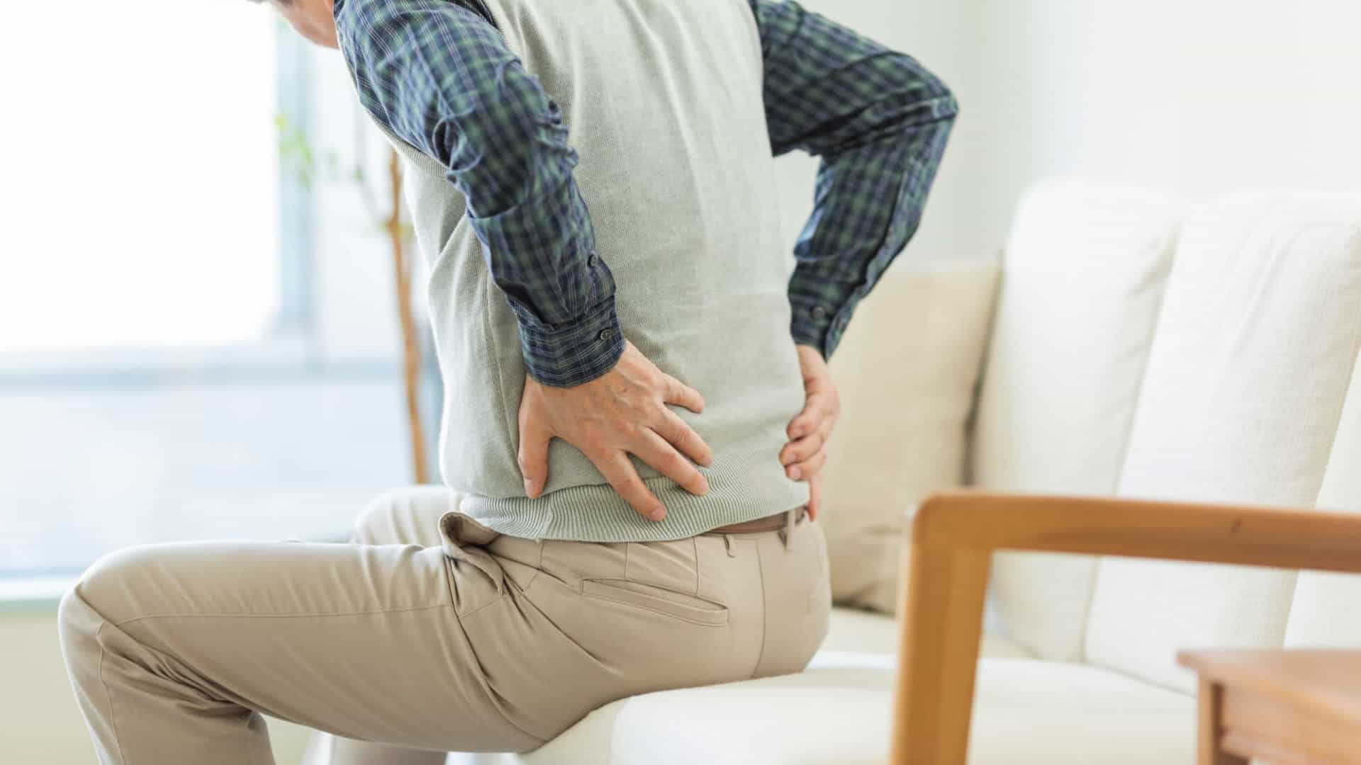 Postura errada ao trabalhar em casa pode causar dores crônicas – previna-se!