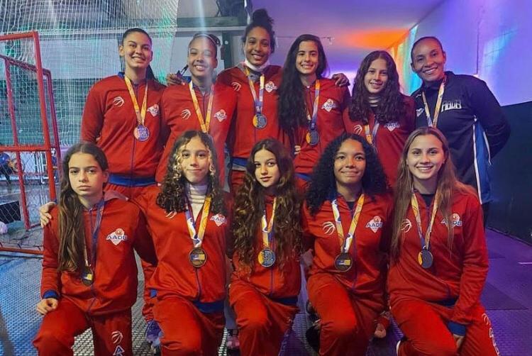 Francana Adrianinha segue brilhando no basquete feminino, mas agora como treinadora