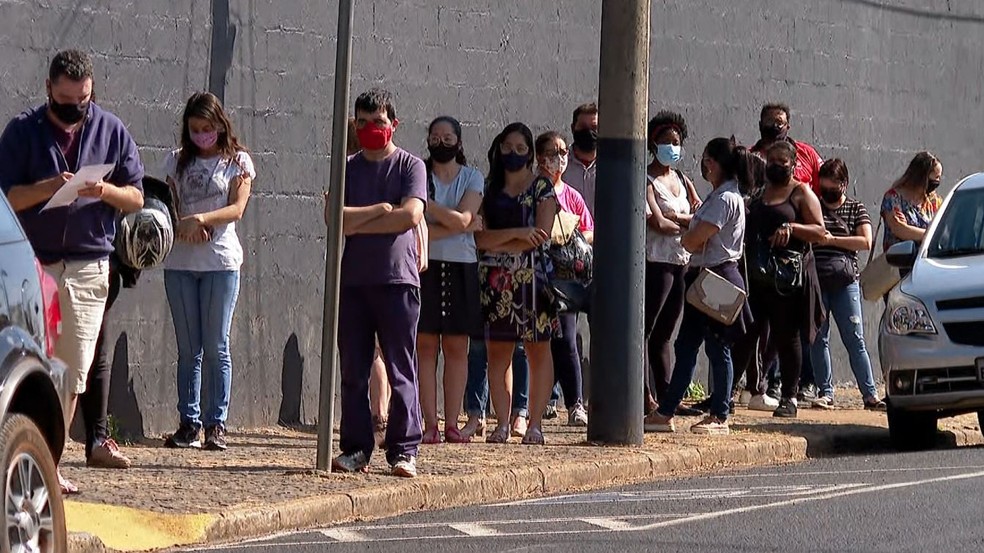Jeitinho francano: amigos usam o Whatsapp para indicar locais de vacinação sem filas