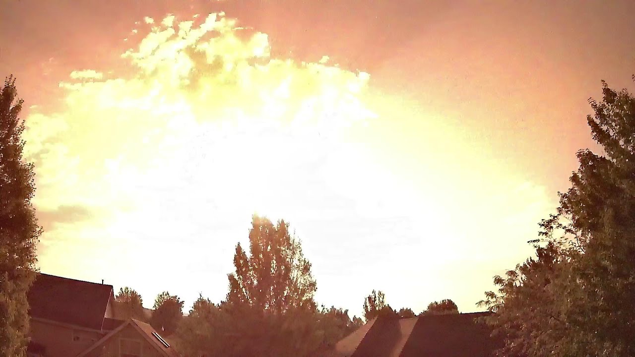 Meteoro provoca grande clarão durante a noite, ao se incendiar dentro de nuvens