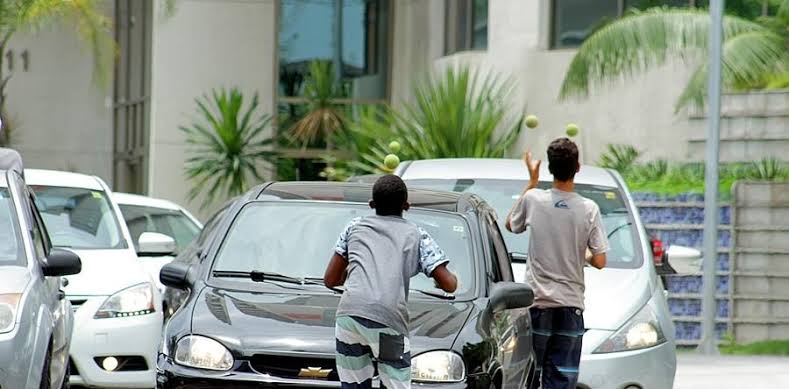 Pesquisa aponta 200 crianças e adolescentes pedindo e vendendo nos faróis de Franca