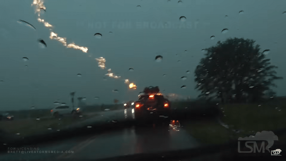 Jeep é atingido por mais de um raio durante tempestade na estrada; assista