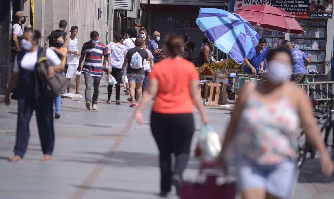 Estudo aponta que a mortalidade do covid está em queda, mas casos seguem elevados