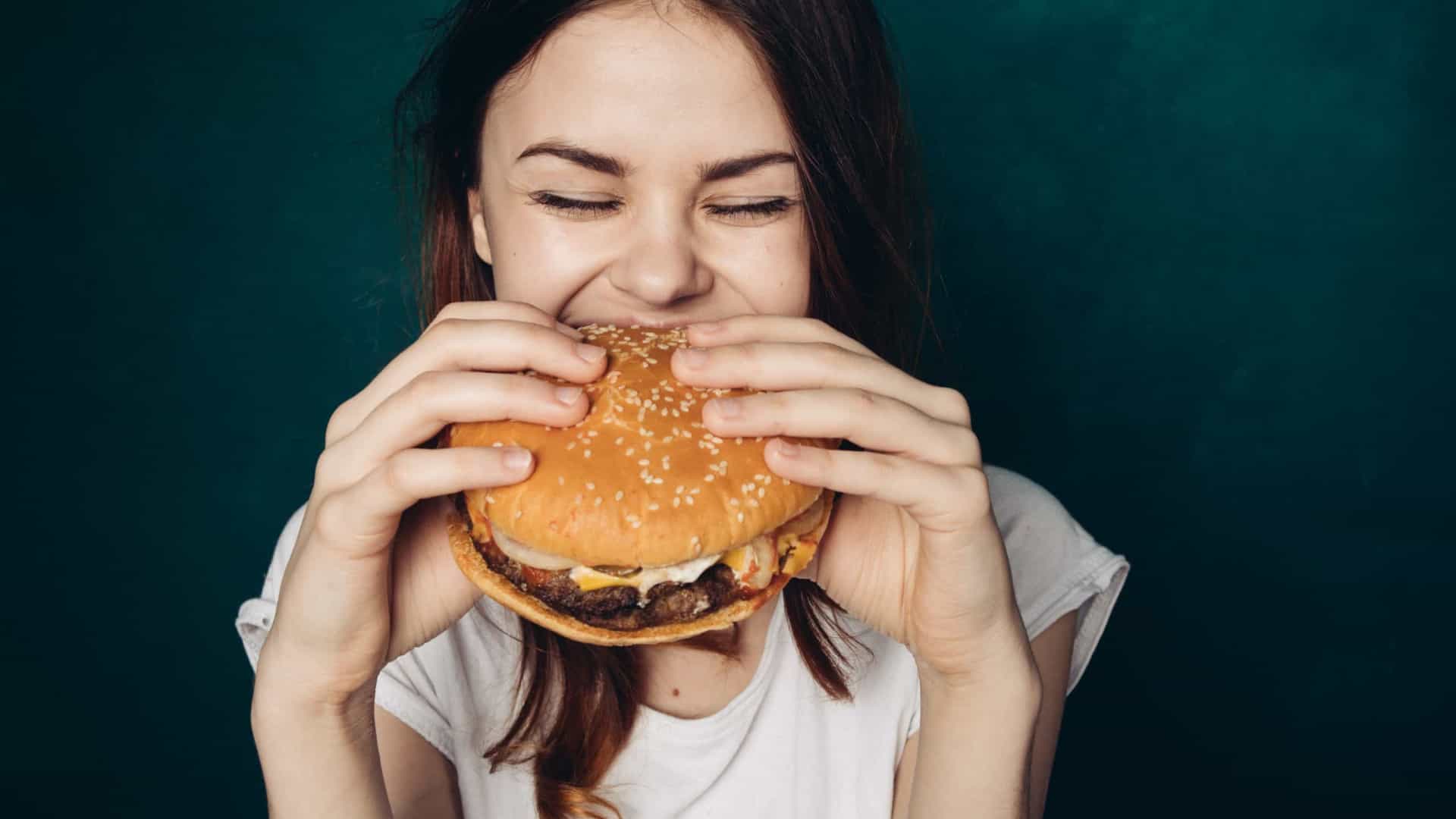 Não consegue parar de comer ‘junk food’? A ciência descobriu o porquê!