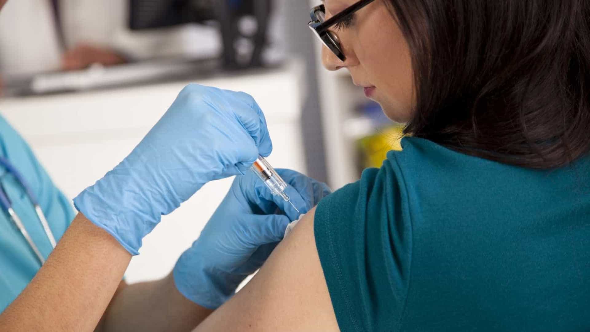 Vacina contra a gripe pode reduzir efeitos graves da Covid-19, diz estudo