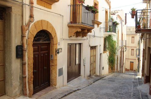 Casas abandonadas estão à venda por R$ 12,00 na região da Sicília, Sul da Itália - Jornal da Franca