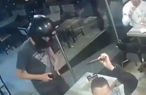 Vídeo mostra reação de homem que continua comendo ao ser assaltado em restaurante - Jornal da Franca