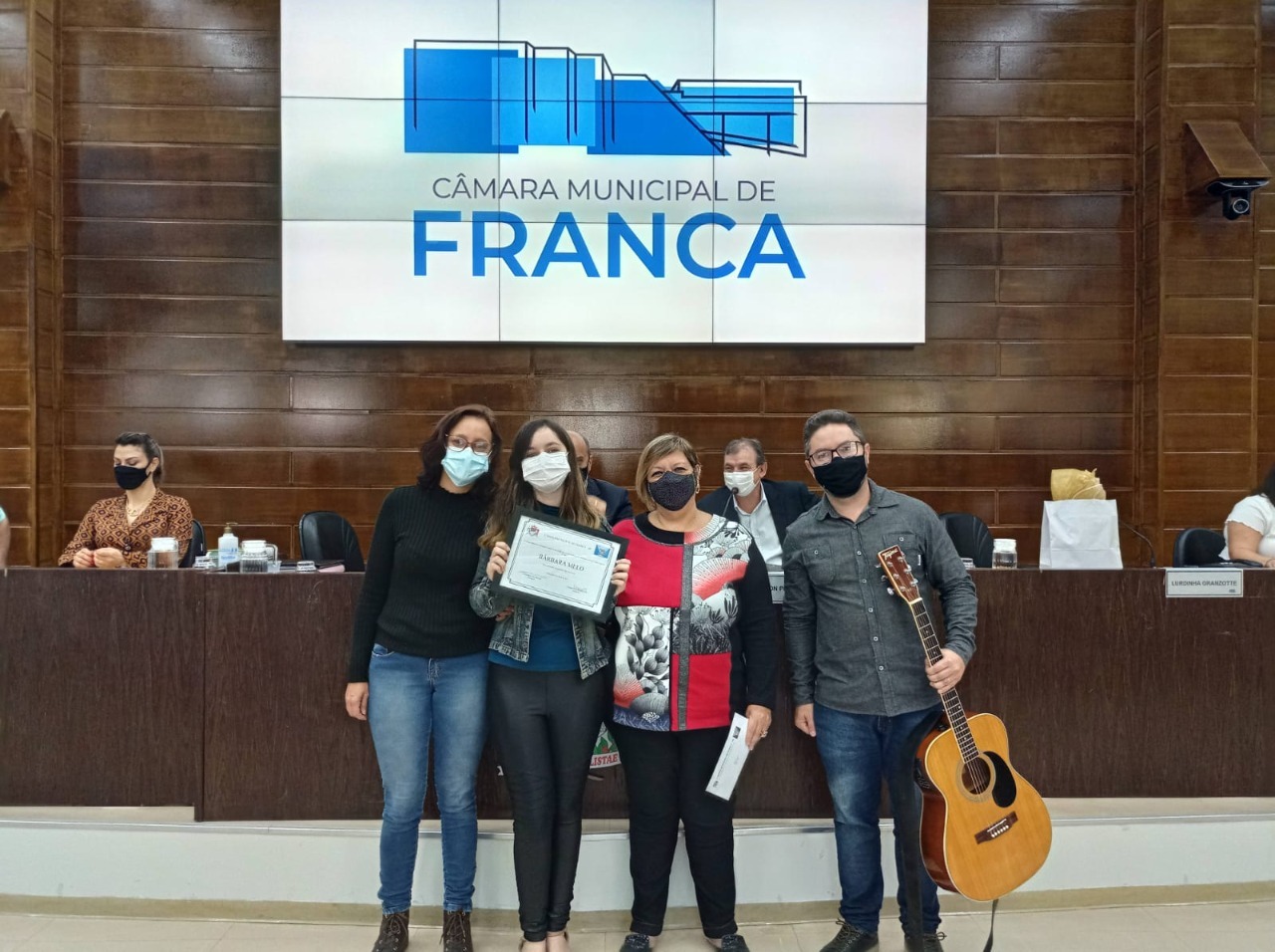 Jovem francana que encantou o The Voice Kids encanta também a Câmara de Vereadores