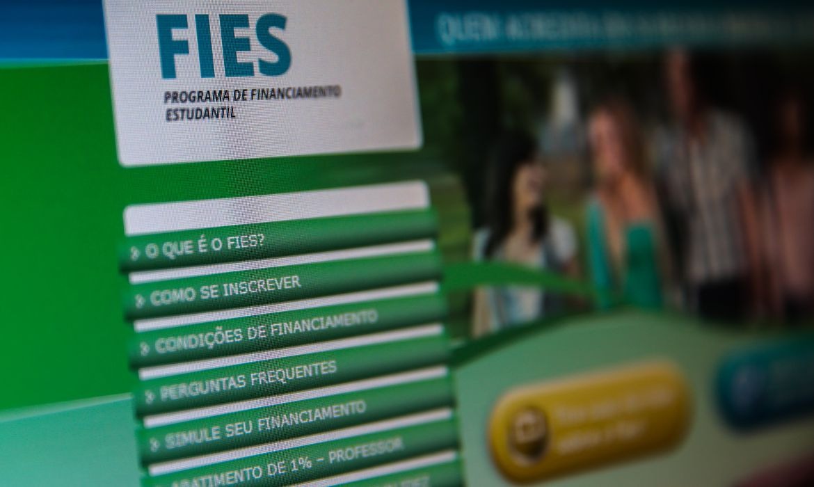 Prazo para que estudantes finalizem inscrição do FIES vai até a próxima sexta-feira