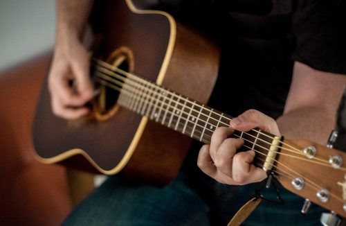 Tocar violão pode fazer bem à saúde? Saiba cinco verdades sobre este instrumento - Jornal da Franca