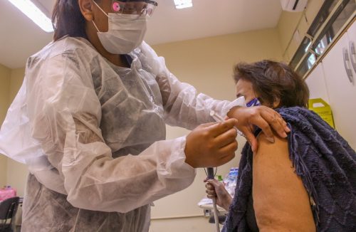Profissionais de Saúde e idosos serão os primeiros a receber terceira dose da vacina - Jornal da Franca