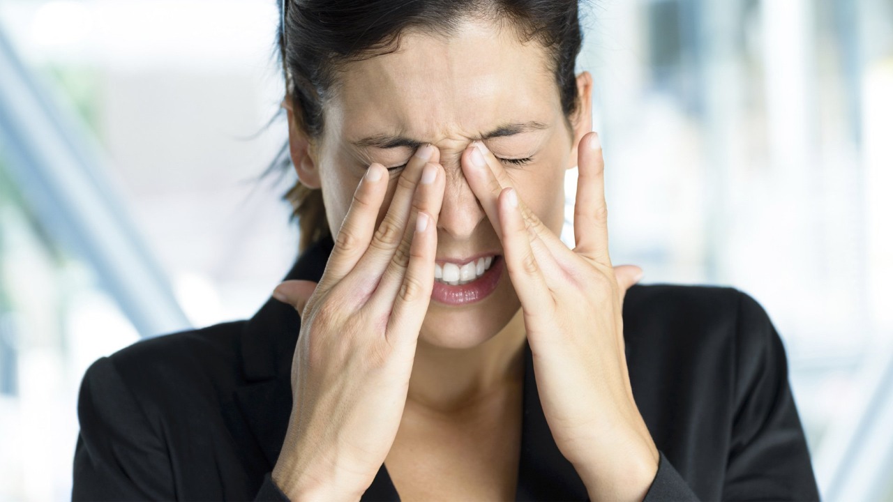 Coçar os olhos é uma prática muito comum, mas você sabe o que ela pode te causar?