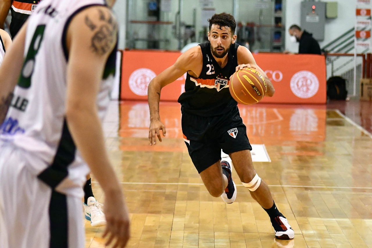 Jovem atleta do basquete conta como a perda da mãe deu forças para seguir no esporte