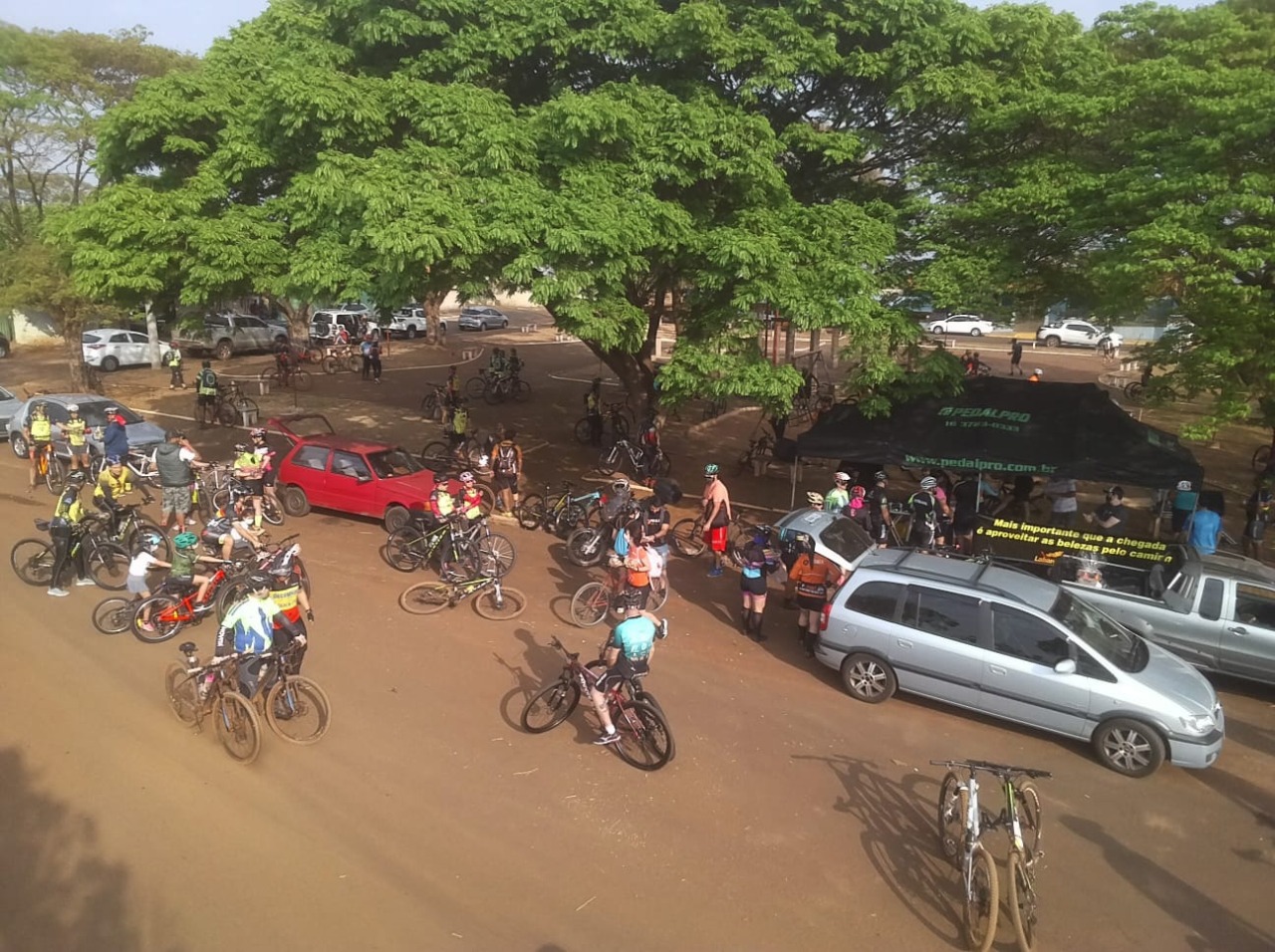 Ciclistas arrecadam meia tonelada de alimentos aos carentes em Ribeirão Corrente