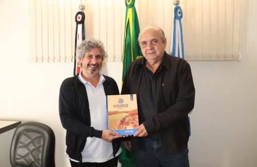 Câmara de Rifaina aprova e prefeito Hugo recebe o Plano Diretor de Turismo revisado - Jornal da Franca