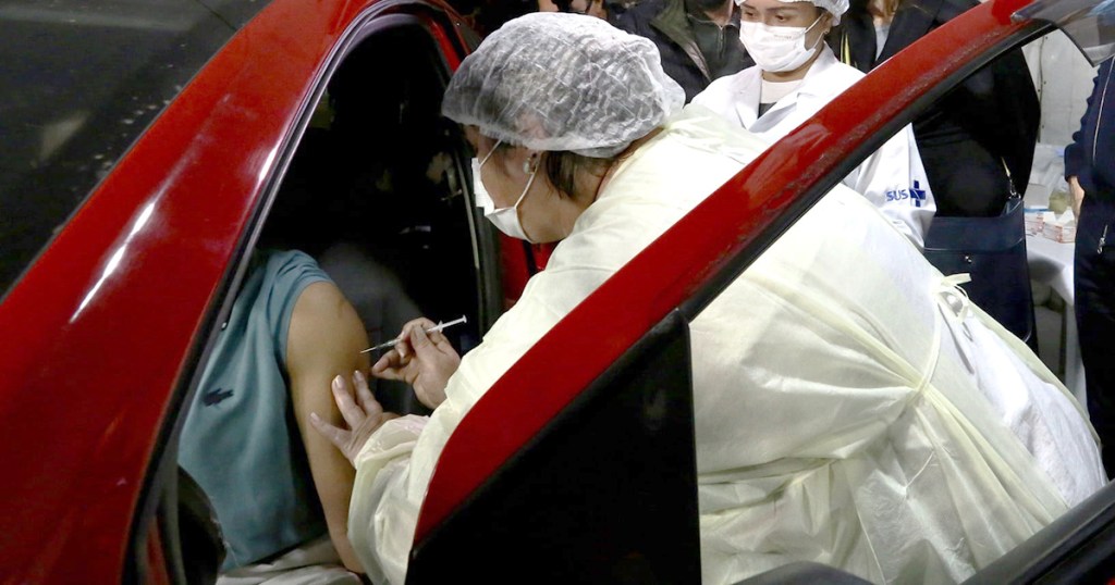 Variante delta pode exigir intervalo mais curto entre doses da vacina, diz USP