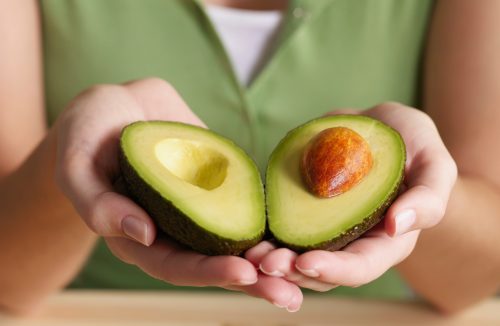 Comer abacate toda semana reduz em 21% o risco de ataques cardíacos, diz estudo - Jornal da Franca