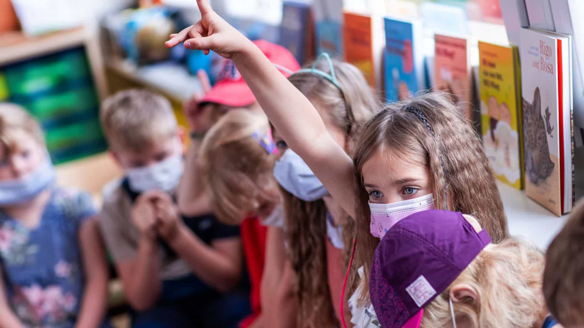Crianças se infectam mais com Covid-19 em casa do que na escola, diz pediatra