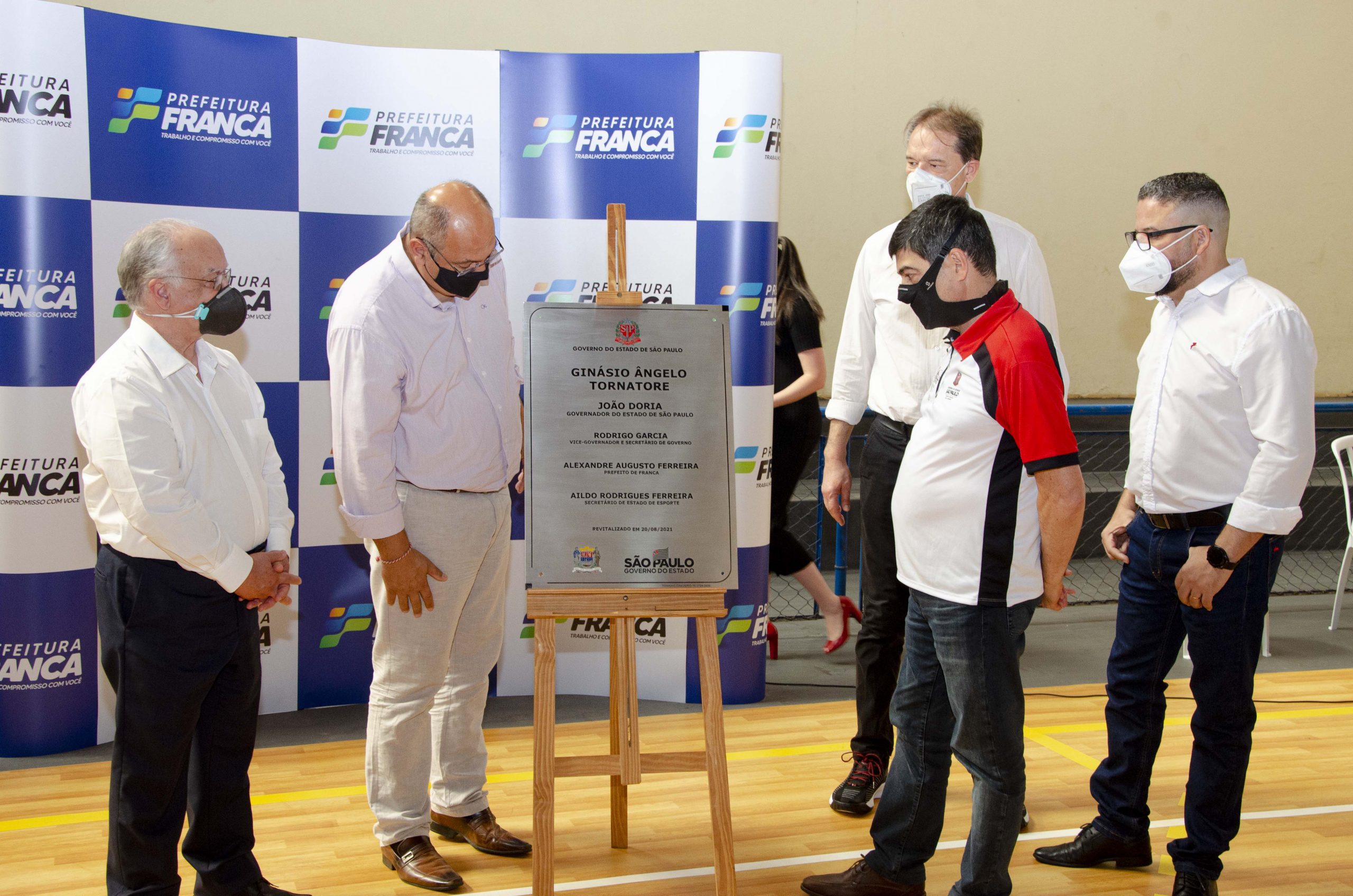 Ginásio de Esportes do Leporace recebe novo piso, melhorias e é entregue à população