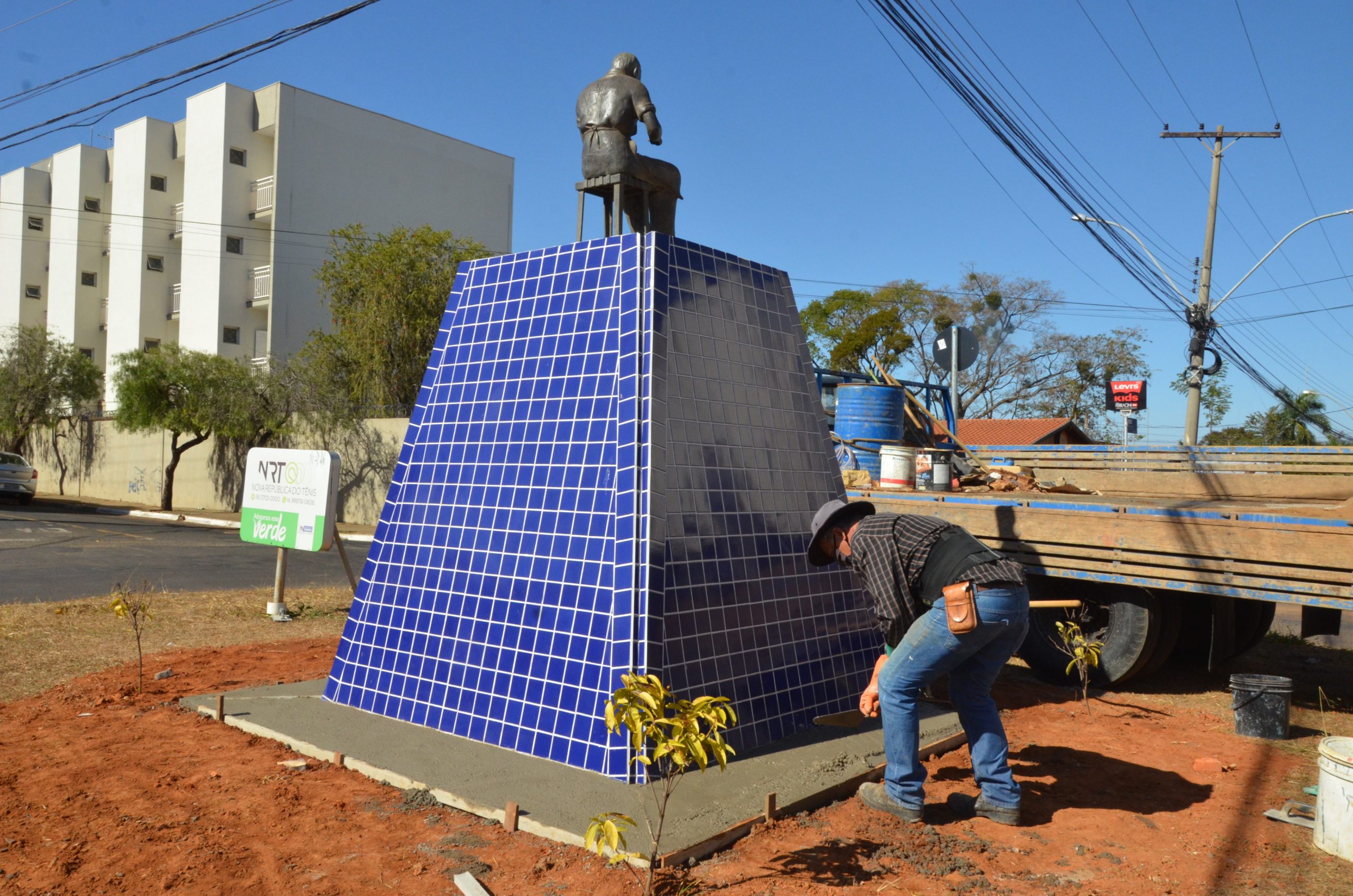 Em Franca, Estátua do Sapateiro, no Núcleo Alpha, passa por completa revitalização