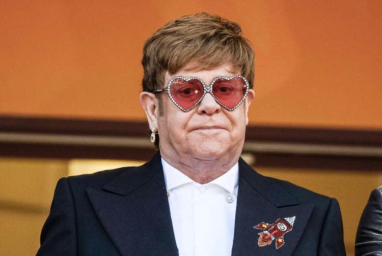Elton John surpreende frequentadores e dá “canja” em restaurante de praia; assista