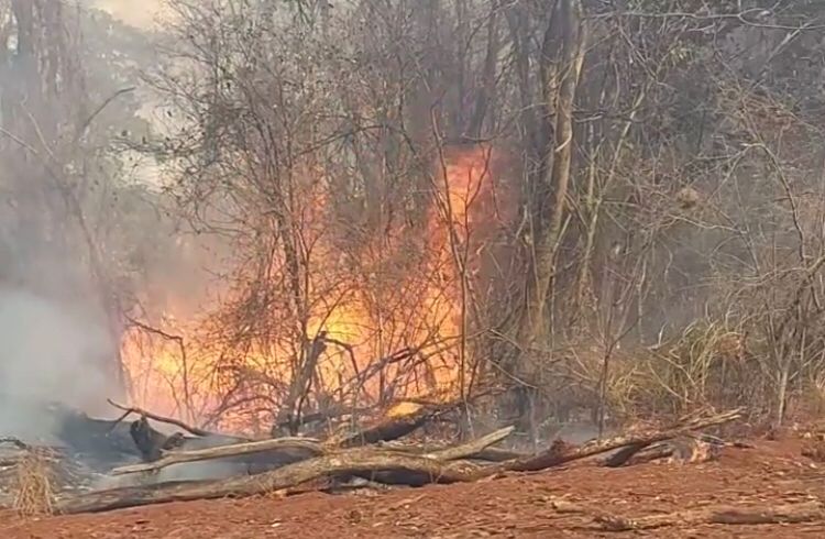 Fogo das queimadas chega perto das cidades da região e fumaça encobre as estradas